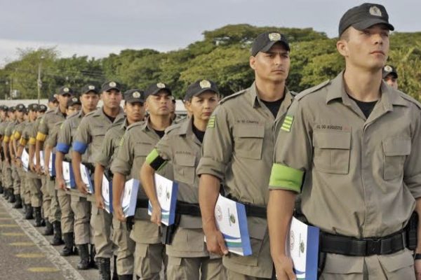 Na comparação entre os salários de policiais militares por estado, a média bruta de praças e oficiais é de R$ 8.628,87, com remuneração líquida média de R$ 6.138,07. Cerca de quinze estados brasileiros pagam salários para a categoria abaixo da média nacional bruta. Goiás é o estado com a maior remuneração, com valor de R$ 13.326,36, seguido pelo Distrito Federal, com salário de R$ 12.482,11. O Piauí apresenta a menor remuneração média, com R$ 5.362,34, com o Ceará na segunda posição, com salário de R$ 6.954,61.