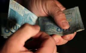 A partir desta quinta-feira (1º/2), os trabalhadores começam a receber o salário mínimo oficial de R$ 1.412.