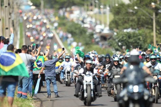 Bolsonaro gravou um vídeo convocando a população para uma manifestação no último domingo de fevereiro, dia 25, às 15h, na Avenida Paulista, em São Paulo. Segundo o ex-presidente, o protesto será pacífico e em defesa do Estado Democrático de Direito. Ele solicita que os participantes vistam verde e amarelo.