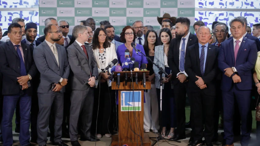 A deputada Carla Zambelli (PL-SP) protocolou na noite de 5ª feira (22.fev.2024) um pedido de impeachment contra o presidente Luiz Inácio Lula da Silva (PT) na Câmara dos Deputados. Leia a íntegra do pedido (PDF – 1,4 MB). O texto, assinado por 139 congressistas, mostra que o grupo de oposição ao governo encolheu desde que o petista assumiu seu 3º mandato. No início do governo, em 2023, metade da Casa Baixa era composta por opositores. O grupo encolheu com a liberação de emendas e a distribuição de cargos.