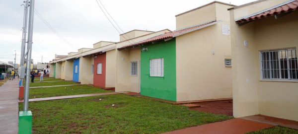 A Corregedoria-Geral de Justiça de Goiás acatou requerimento da Agência Goiana de Habitação (Agehab) para uniformizar o entendimento de que a averbação da construção e o registro dos contratos de doações de todas as casas a custo zero construídas no âmbito do Programa Pra Ter Onde Morar – Construção são isentas de custas, emolumentos e Imposto sobre a Transmissão Causa Mortis e Doação de Quaisquer Bens ou Direitos (ITCD). A decisão do desembargador Leandro Crispim abrange todos os Cartórios de Registro de Imóveis de Goiás e foi publicada na última terça-feira (20/02).