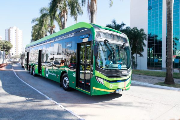 Goiânia contará com 200 ônibus elétricos no transporte coletivo, que irão integrar a rede até 2024. O investimento da Prefeitura de Goiânia é de mais de R$ 246 milhões ao longo dos últimos 21 meses. Os recursos foram destinados para melhorias no sistema. O modelo atualmente está em teste na linha 25, entre os terminais Bandeiras e Isidória, e realizou 2.950 viagens desde julho de 2023, com uma média de nove viagens por dia.