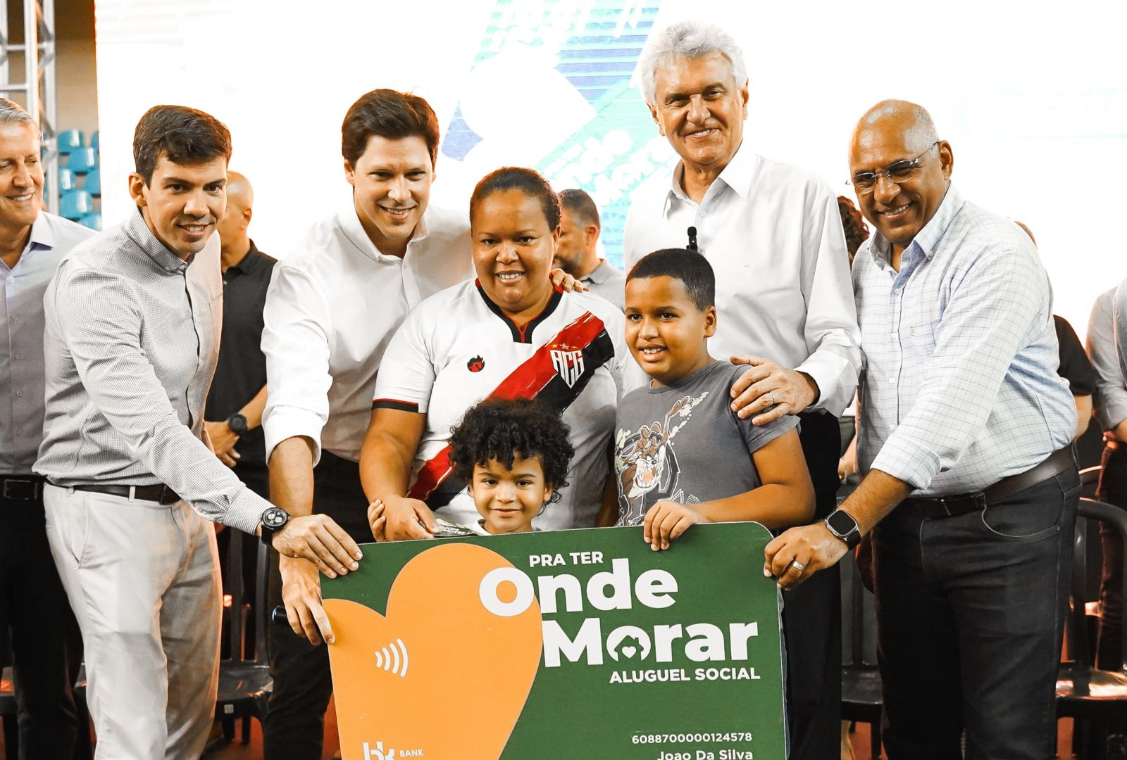 Governo de Goiás entrega mais de 2,6 mil cartões do Aluguel Social e 198 escrituras