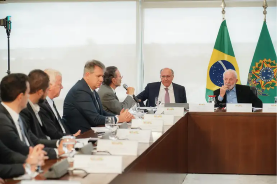 O presidente Luiz Inácio Lula da Silva (PT) reuniu ministros de Estado no Palácio do Planalto, nesta segunda-feira (18/3), para o primeiro encontro do ano. Após elogiar os chefes de pastas e dizer que o trabalho estava apenas começando, o petista chamou o ex-presidente Jair Bolsonaro de “covardão”. E cobrou mais ação dos subordinados.