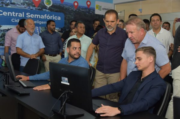 A Central Semafórica de Aparecida de Goiânia entrou em operação na tarde desta terça-feira, 26. O sistema, na prática, vai monitorar mais de 100 semáforos espalhadas pela cidade. Objetivo da administração municipal é melhorar a mobilidade urbana através do acompanhamento permanente do funcionamento dos equipamentos através de um software.