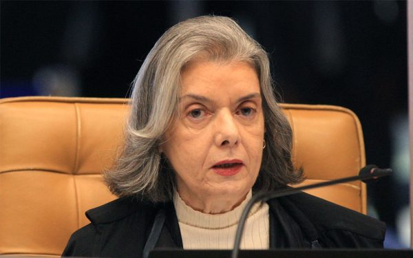 A ministra Cármen Lúcia, do Supremo Tribunal Federal (STF), disse que as mulheres continuam em posição de desvalor profissional e social no país.￼ Na abertura da sessão desta quinta-feira (7), ela discursou em homenagem ao Dia Internacional da Mulher, comemorado nesta sexta-feira (8). Na avaliação da ministra, mesmo após a promulgação da Constituição de 1988, as mulheres não desfrutam da igualdade de gênero em direitos e obrigações. 