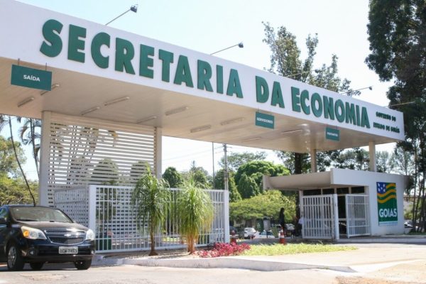 Em audiência pública promovida nesta quarta-feira (20/3), pela Comissão de Tributação, Finanças e Orçamento da Assembleia Legislativa do Estado de Goiás (Alego), a secretária da economia de Goiás, Selene Peres, afirmou que Goiás atingiu, no terceiro quadrimestre do ano passado, o equilíbrio sustentável das finanças públicas. Coordenado pelo presidente do colegiado, deputado Renato de Castro (UB), o encontro foi realizado na sala das comissões do parlamento goiano.