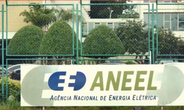 A Agência Nacional de Energia Elétrica (Aneel) aprovou nesta terça-feira (5/3) a redução de até 37% nos valores das bandeiras tarifárias – taxas extras cobradas na conta de luz para custear usinas mais caras, quando o quadro de geração apresenta piora no país. De acordo com a Aneel, a medida foi aprovada para o ciclo de 2023/2024, como resultado do “cenário hidrológico favorável”, além da “grande oferta de energia renovável e dos alívios verificados no preço dos combustíveis fósseis no mercado internacional”.