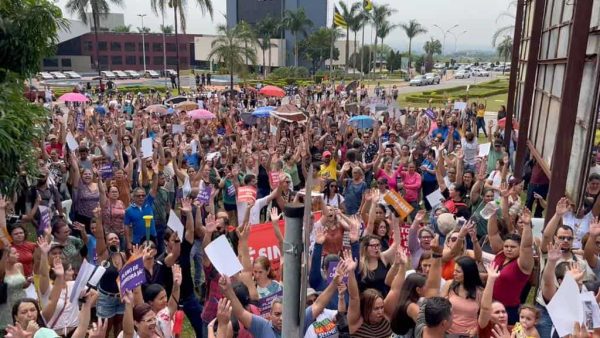 A greve dos administrativos em Goiânia chegou ao fim. Foi realizada uma assembleia na manhã desta segunda-feira, 18, e os servidores municipais decidiram aceitar a proposta do prefeito Rogério Cruz (Republicanos). De acordo com os grevistas, a busca pelo Plano de Carreira continua e a proposta aceita pela categoria foi de reajuste de R$350 no auxílio locomoção.