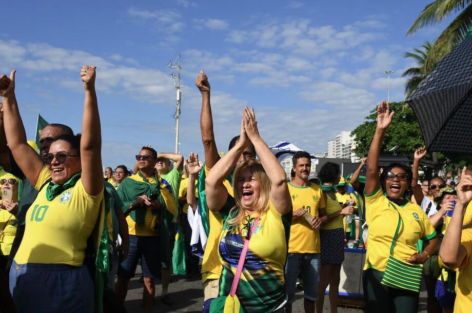 Bolsonaro reúne apoiadores em ato no Rio contra decisões do STF