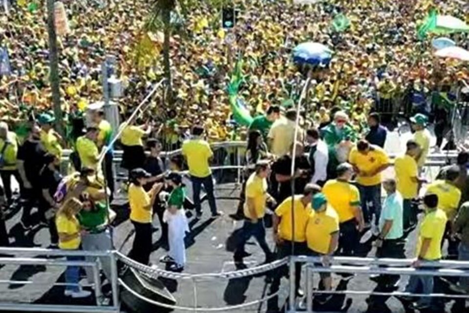 Bolsonaro (PL) reuniu ontem dia 21/04 manifestantes em Copacabana, no Rio, dois meses após atrair uma multidão ao ato realizado na Avenida Paulista, em São Paulo.