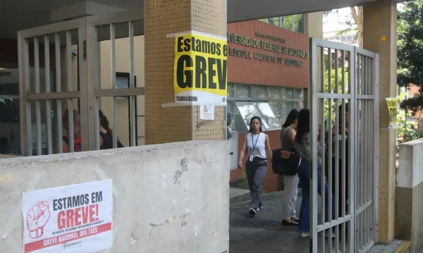 O governo federal apresentou, nesta sexta-feira (19), proposta de reestruturação da carreira dos servidores técnico-administrativos de universidades e institutos federais. As categorias estão em greve em boa parte do país. Pela proposta, será concedido aos servidores reajuste de 9%, a partir de janeiro de 2025, e de 3,5%, em maio de 2026. A informação foi divulgada pelo Ministério da Gestão e da Inovação em Serviços Públicos (MGI).