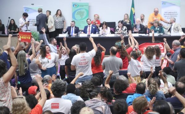 Representantes do governo federal esperam chegar a um acordo sobre greve com professores e servidores de universidades e institutos federais de educação, ciência e tecnologia na sexta-feira (19), quando deverá haver uma reunião para tratar das demandas da categoria. Os servidores estão em greve e reivindicam, principalmente, reestruturação de carreira e recomposição salarial e orçamentária. Nesta terça-feira (16), em audiência da Comissão de Administração e Serviço Público da Câmara dos Deputados, o secretário-executivo-adjunto do Ministério da Educação (MEC), Gregório Durlo Grisa, garantiu que a carreira dos cargos técnico-administrativos em educação será reestruturada ainda neste governo. “De preferência neste ano, de preferência com acordo assinado o quanto antes, para que o Parlamento receba o projeto e consiga, na agilidade que for possível, encaminhar alteração da lei das carreiras técnico-administrativas”, afirmou o secretário. Segundo Grisa, a ideia do governo é sentar com os servidores grevistas e detalhar cada item, simulando as possibilidades e as impossibilidades. “Esta pauta é consenso no governo: a prioridade da reestruturação. Quanto mais rápida ocorrer, mais a gente avança no respeito ao servidor público.” O secretário de Gestão de Pessoas do Ministério da Gestão e da Inovação em Serviços Públicos, José Celso Cardoso Jr., acredita que a proposta a ser apresentada pelo governo poderá colocar fim à greve que atinge mais de 50 universidades e quase 80 institutos federais. Ele observou, por outro lado, que o assunto é complexo e não se esgotará no curto prazo, até porque a base do governo no Congresso tem tido dificuldades para alavancar grandes mudanças. “A reconstrução tem que ir pelos caminhos de menor resistência legislativa. E é incremental, porque você não consegue recompor perdas, capacidade administrativa, do dia para a noite. Esse é um processo que vai percorrer todo o terceiro mandato do presidente Lula”. Apoio parlamentar Diversos deputados participaram do debate. A deputada Sâmia Bomfim (Psol-SP) destacou a importância do espaço de diálogo. Já a deputada Alice Portugal (PCdoB-BA) disse que as reivindicações são justas e que a situação precisa ser resolvida, sem que servidores sejam punidos por conta da greve. “Os técnicos das universidades e dos institutos federais têm o pior salário do Poder Executivo. Isso é uma realidade de trabalhadores e trabalhadoras que estão endividados em sua maioria, com os cartões de banco nas mãos dos agiotas”, disse Alice Portugal. Por sua vez, a deputada Erika Kokay (PT-DF) defendeu a inversão de prioridades e o comprometimento do orçamento não com juros da dívida, mas “com o que é projeto nacional e com a inclusão da população brasileira”. Para a parlamentar, são os servidores, diante das ofertas do governo, que deverão decidir o fim da greve. Demandas Os representantes dos trabalhadores de universidades e institutos federais pediram recomposição de recursos o mais rapidamente possível, ainda em 2024. “Estamos em greve por recomposição salarial. De 2013 a 2023, as nossas perdas chegam a 40%”, afirmou o coordenador de Educação da Federação de Sindicatos de Trabalhadores Técnico-Administrativos em Instituições de Ensino Superior Públicas do Brasil (Fasubra Sindical), Sandro Pimentel. Ele disse esperar que a reunião marcada para o dia 19 “não seja mais uma embromação”, mas “que o governo faça a apresentação concreta orçamentária”. Presidente do Sindicato Nacional dos Docentes das Instituições de Ensino Superior (Andes-Sindicato Nacional), Gustavo Seferian chamou a atenção para a condição atual dos professores universitários no Brasil e também pediu que a reunião de sexta seja mais do que “sinalização de boa vontade e sorriso”. “Queremos mais salário, mas também qualidade de trabalho. Queremos condições de desenvolver ensino e pesquisa de uma forma digna. Queremos mais concursos para professores, mas que não sejam apenas voltados para reocupação de vagas”, defendeu Seferian.