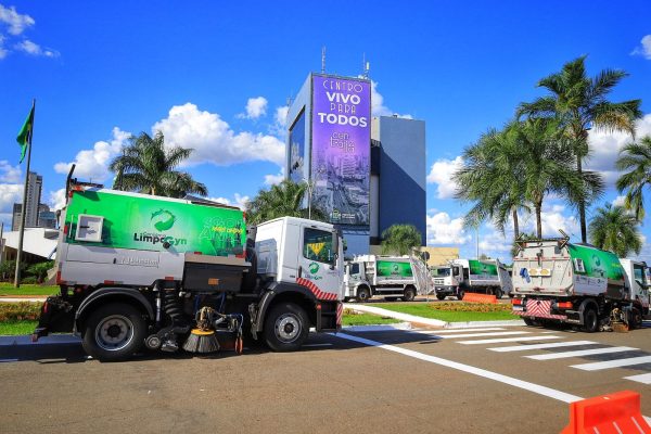 O prefeito Rogério Cruz apresenta, nesta segunda-feira (22/4), o novo serviço de limpeza urbana de Goiânia, que será operado pelo Consórcio Limpa Gyn (QC Ambiental), empresa vencedora da licitação realizada pela prefeitura. O trabalho, que inclui coleta seletiva, remoção de entulhos e varrição mecanizada, tem início com 60 novos caminhões e maquinários como pá mecânica, carregadeira e varredeiras. Os equipamentos foram levados para o Paço neste domingo (21), de onde sairão para a execução dos serviços.