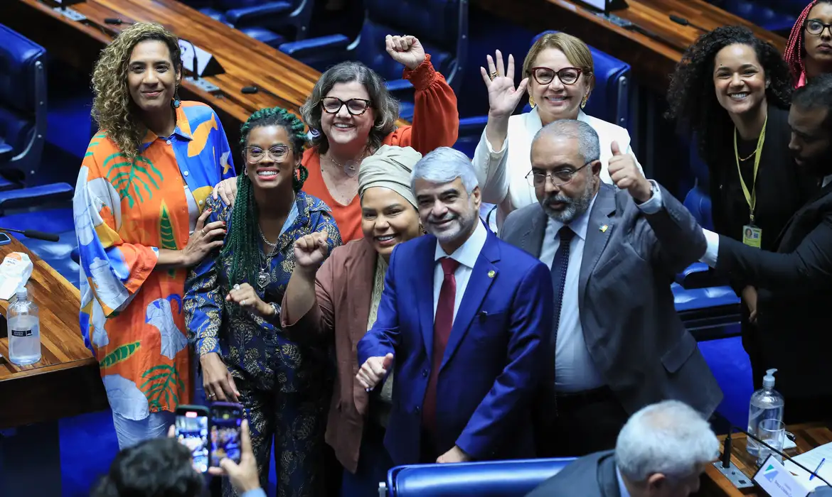 O Senado aprovou nesta quarta-feira (22) a reserva de vagas em concursos públicos para pretos, pardos, indígenas e quilombolas pelos próximos dez anos. O projeto de lei segue para votação na Câmara dos Deputados. 