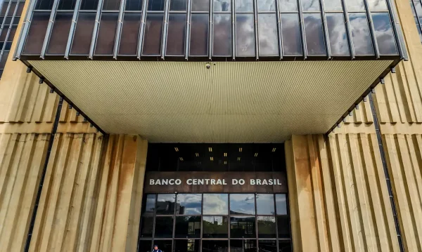 A previsão do mercado financeiro para o crescimento da economia brasileira neste ano subiu de 2,05% para 2,09%. A estimativa está no boletim Focus desta segunda-feira (13), pesquisa divulgada semanalmente pelo Banco Central (BC) com a projeção para os principais indicadores econômicos.