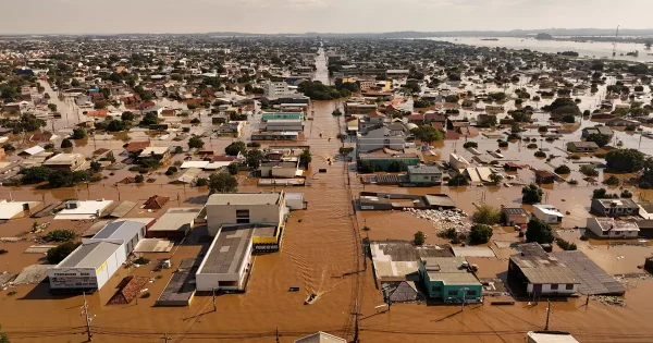 Após a tragédia climática que já deixou mais de cem mortos e atingiu mais de 420 municípios do Rio Grande do Sul, a previsão do tempo indica chuva forte no Estado nos próximos cinco dias. Pessoas ainda estão sendo resgatadas e muitas áreas permanecem inundadas.