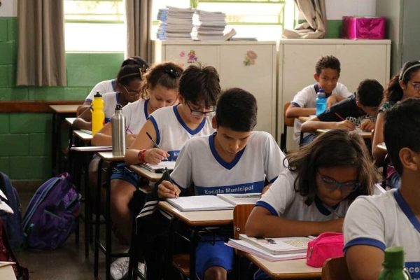 Em ranking divulgado pelo Ministério da Educação e Cultura (MEC) na manhã desta terça-feira (28/5), Goiânia figurou como o terceiro município do país com maior taxa de alfabetização de crianças até o final do 2º ano do ensino fundamental entre as capitais. A capital goiana alcançou média 66,6, atrás apenas de Fortaleza (CE) e Curitiba (PR), que ficaram com 74,0 e 70,4, respectivamente.