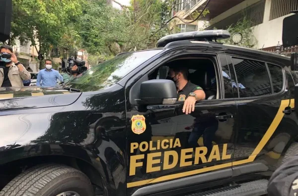 Com apoio de policiais militares do Comando de Operações de Divisas (COD), a Polícia Federal (PF) deflagrou nesta sexta-feira (17/5) em Goiás a Operação Reduto Ilegal, com o objetivo de combater o comércio ilegal de cigarros estrangeiros, introduzidos clandestinamente no Brasil, e ao desmantelamento de redes de associação criminosa relacionadas a esses atos. Policiais estão cumprindo 2 mandados judiciais de busca e apreensão na cidade de Goianira, na Grande Goiânia.