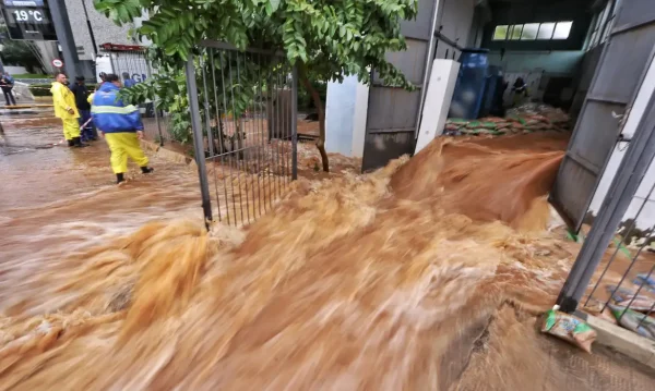 Dos 497 municípios do Rio Grande do Sul, 300 foram afetados pelas fortes chuvas que atingem o estado, o que corresponde a 60,36% dos municípios. A informação consta no Boletim da Defesa Civil estadual, atualizado às 12h deste sábado (4).