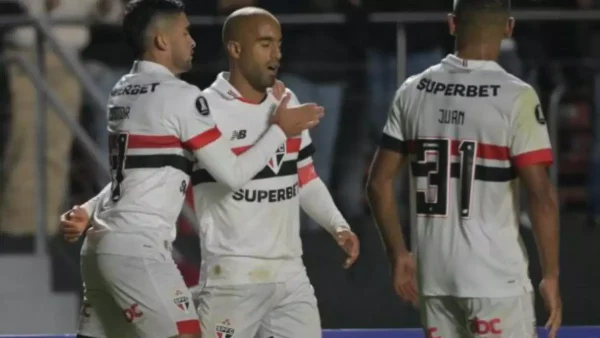 O MorumBis recebeu um jogo nervoso nesta quarta-feira (29/5), e a dose maior de irritação ficou para o Talleres, que estava invicto há 17 jogos, mas perdeu por 2 a 0 para o São Paulo e saiu de campo reclamando de um pênalti não marcado. Foi dessa forma que os são-paulinos encerraram a primeira fase da Libertadores como líderes do Grupo B, ultrapassando o adversário, já que se tratava de um duelo direto. Além disso, somaram a 100º vitória do clube na história do torneio continental.