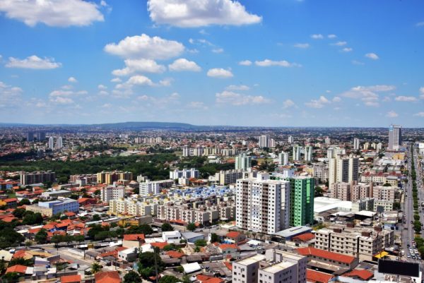 Aparecida de Goiânia completa 102 anos de fundação neste sábado (11) comemorando seu crescimento num patamar compatível com o da economia chinesa (marca alcançada por poucos municípios no Brasil). Em 12 anos, de 2010 a 2022, o Produto Interno Bruto de Aparecida aumentou 192%, partindo de R$ 5,8 bilhões para R$ 16,9 bilhões, segundo dados do Instituto Brasileiro de Geografia e Estatística (IBGE) e do Instituto Mauro Borges (IMB).