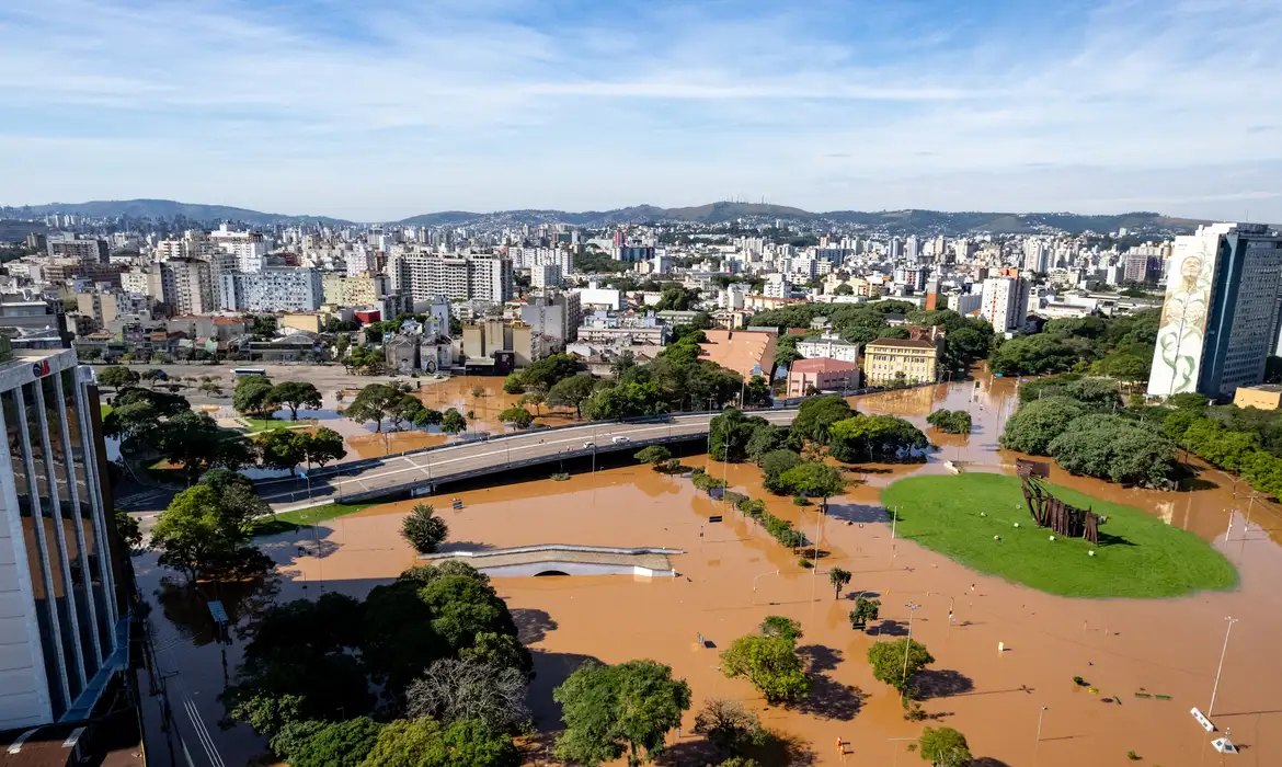 Técnicos do governo do Rio Grande do Sul estimam que a restauração da infraestrutura pública atingida pelas consequências das fortes chuvas que atingem o estado desde o último dia 26 custarão ao menos R$ 19 bilhões.