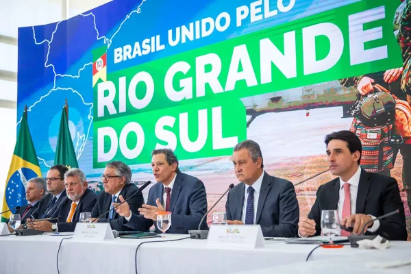 O governo federal apresentou um pacote com medidas para socorrer o Rio Grande do Sul, assolado por chuvas e inundações. São 12 ações, que vão injetar R$ 50 bilhões para o Estado, sobretudo em ações de crédito para famílias, empresas e pequenos agricultores. Segundo o governo, serão beneficiadas, ao menos, 3,5 milhões de pessoas.