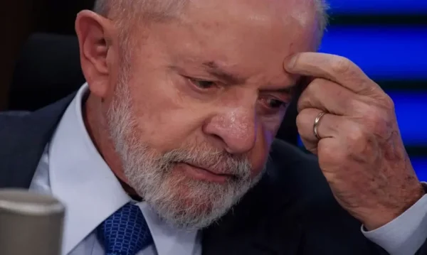 Novo levantamento do instituto Paraná Pesquisas mostra que a rejeição ao governo do presidente Luiz Inácio Lula da Silva (PT) continua maior que a aprovação. Segundo os resultados do estudo, 49,6% dos entrevistados desaprovam a gestão petista, enquanto 46,2% aprovam.