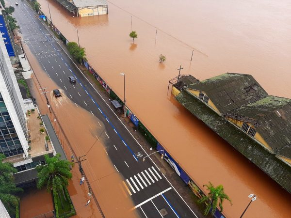 O nível do Guaíba, em Porto Alegre, baixou 15 centímetros nas últimas 24 horas, conforme atualizações divulgadas pela prefeitura. Medição realizada às 6h15 desta quarta-feira (8) pela Secretaria Estadual do Meio Ambiente e Infraestrutura (Sema) apontou 5,12 metros, o menor patamar que o lago atinge desde a tarde de sábado (4), quando tinha sido marcados 5,16 metros.