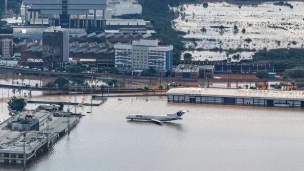 A Agência Nacional de Aviação Civil (Anac) determinou nesta terça-feira (14/5), a suspensão imediata da venda de passagens aéreas ao Aeroporto de Porto Alegre (Salgado Filho), que está inoperante após ser atingindo pelas chuvas no Rio Grande do Sul. Em nota divulgada no início da noite, a Anac afirma que a situação do aeroporto só poderá ser analisada após a diminuição do volume de água no terminal e da avaliação dos danos ocorridos.