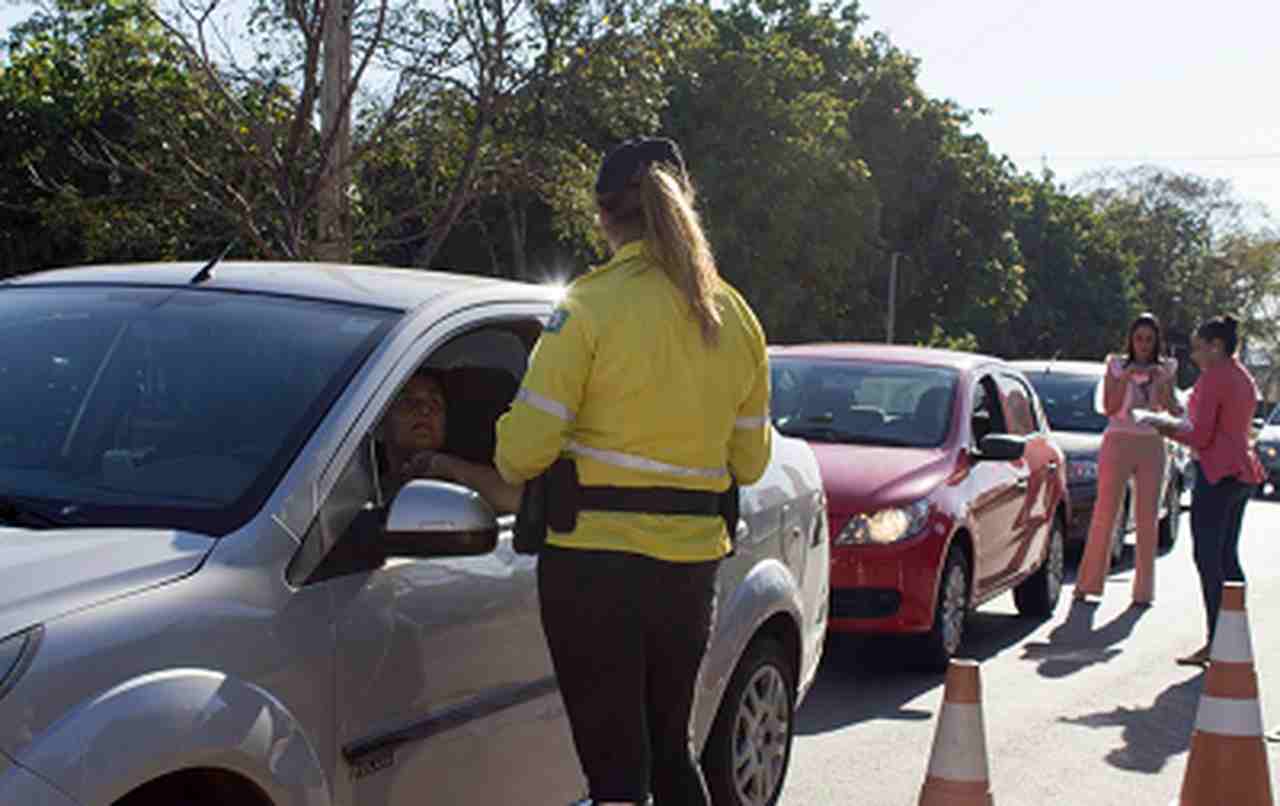 Goiânia terá uma blitz enducativa com uso de radar de registro de velocidade nesta sexta-feira (10/5), por meio da Secretaria Municipal de Mobilidade (SMM). A ação será das 16h às 17h, na Avenida Guarapari (altura do CT do Goiás), Setor Jardim Atlântico. A infração por excesso de velocidade lidera os números de autuações na capital e é um dos principais motivos de sinistros no trânsito. 