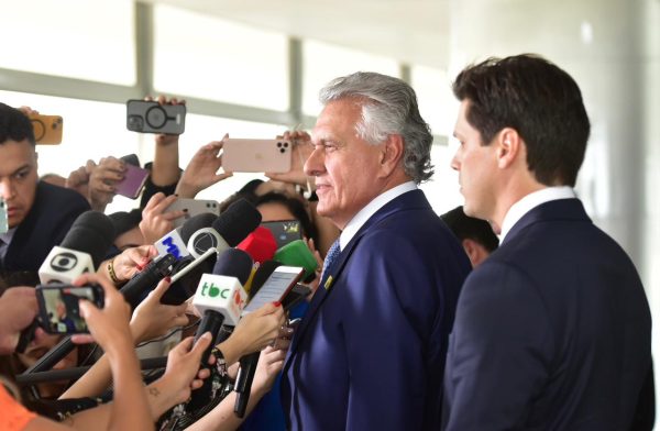 O governador Ronaldo Caiado conclamou a população goiana a se vacinar, diante do aumento expressivo dos casos de doenças respiratórias, em especial influenza, que tem pressionado as unidades de saúde de Goiás.