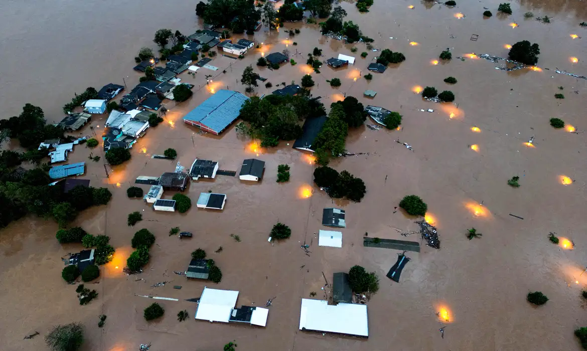 O Rio Grande do Sul já registra, até o início da noite desta quinta-feira (2/5), 29 mortes em decorrência das chuvas que atingem o estado nos últimos dias. Também há 60 pessoas desaparecidas no estado. Segundo o governador Eduardo Leite, os números devem subir nos próximos dias. 