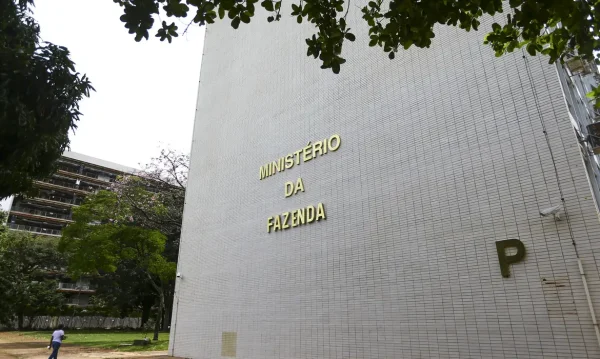 A Secretaria de Política Econômica (SPE) do Ministério da Fazenda aumentou, de 2,2% para 2,5%, a estimativa de crescimento do Produto Interno Bruto (PIB, soma das riquezas produzidas) em 2024. As previsões estão no Boletim Macrofiscal, divulgado nesta quinta-feira (16).