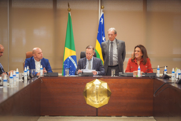 A primeira-dama e coordenadora do Goiás Social, Gracinha Caiado, e o presidente do Tribunal de Justiça do Estado de Goiás (TJ-GO), Carlos França, se reuniram nesta segunda-feira (20/5) para discutir ações conjuntas entre os poderes Executivo e Judiciário em prol das comunidades quilombolas Kalunga, localizadas nos municípios de Cavalcante, Teresina de Goiás e Monte Alegre, no Nordeste goiano.