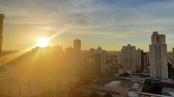 Após o frio que amenizou as temperaturas em Goiás nos últimos dias, o calorão deve voltar a dar as caras no Estado a partir desta sexta (31/5).