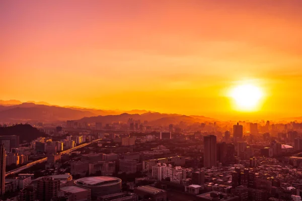 A Índia bateu o recorde de temperatura nesta quarta-feira (29/5). A capital do país, Nova Délhi, registou 52,3ºC. O território indiano vem sofrendo com enchentes, ciclones e secas devido às mudanças climáticas. O Departamento Meteorológico da Índia (DMI, sigla em inglês) divulgou que as "condições severas de calor" foram identificadas no subúrbio de Mungeshpur.