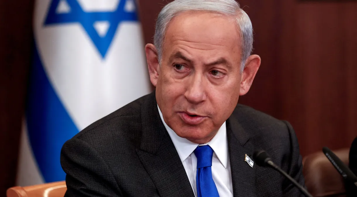 O primeiro-ministro de Israel, Benjamin Netanyahu, reconheceu como um "erro trágico" o ataque que matou pelo menos 45 pessoas em um acampamento de refugiados em Rafah, no Sul da Faixa de Gaza, neste domingo (26). O exército de Israel disse que o alvo eram milicianos do Hamas.