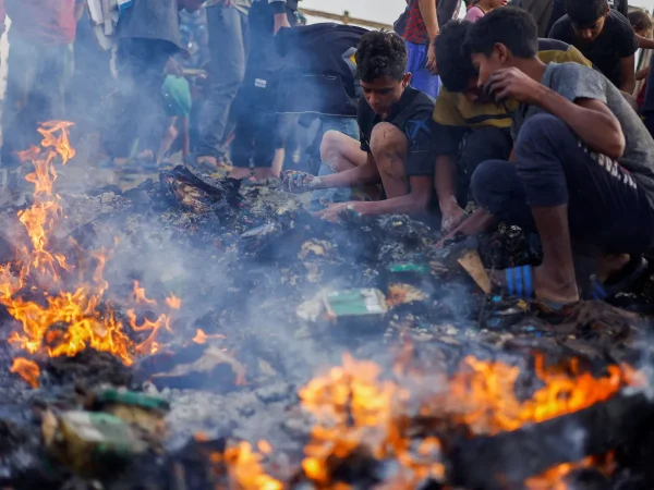 De acordo com a defesa civil palestina, pelo menos 45 pessoas morreram e 65 ficaram feridas em um bombardeio de Israel contra um acampamento de refugiados em Rafah, no sul da Faixa de Gaza.