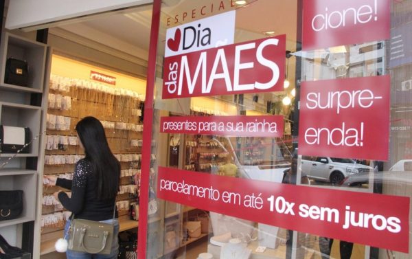 siderada a principal data de vendas do primeiro semestre, o Dia das Mães na capital deve levar 94% dos consumidores às compras.  Considerando apenas a população residente em Goiânia, a data deve movimentar mais de R$ 121 milhões. Ao incluir a Região Metropolitana, o montante sobe para R$ 183 milhões.O levantamento, conduzido pela Câmara de Dirigentes Lojistas (CDL) Goiânia, mostrou ainda que a pequena parcela dos que não irão presentear apontou a falta de condições financeiras ou a não importância da data como principal fator. 