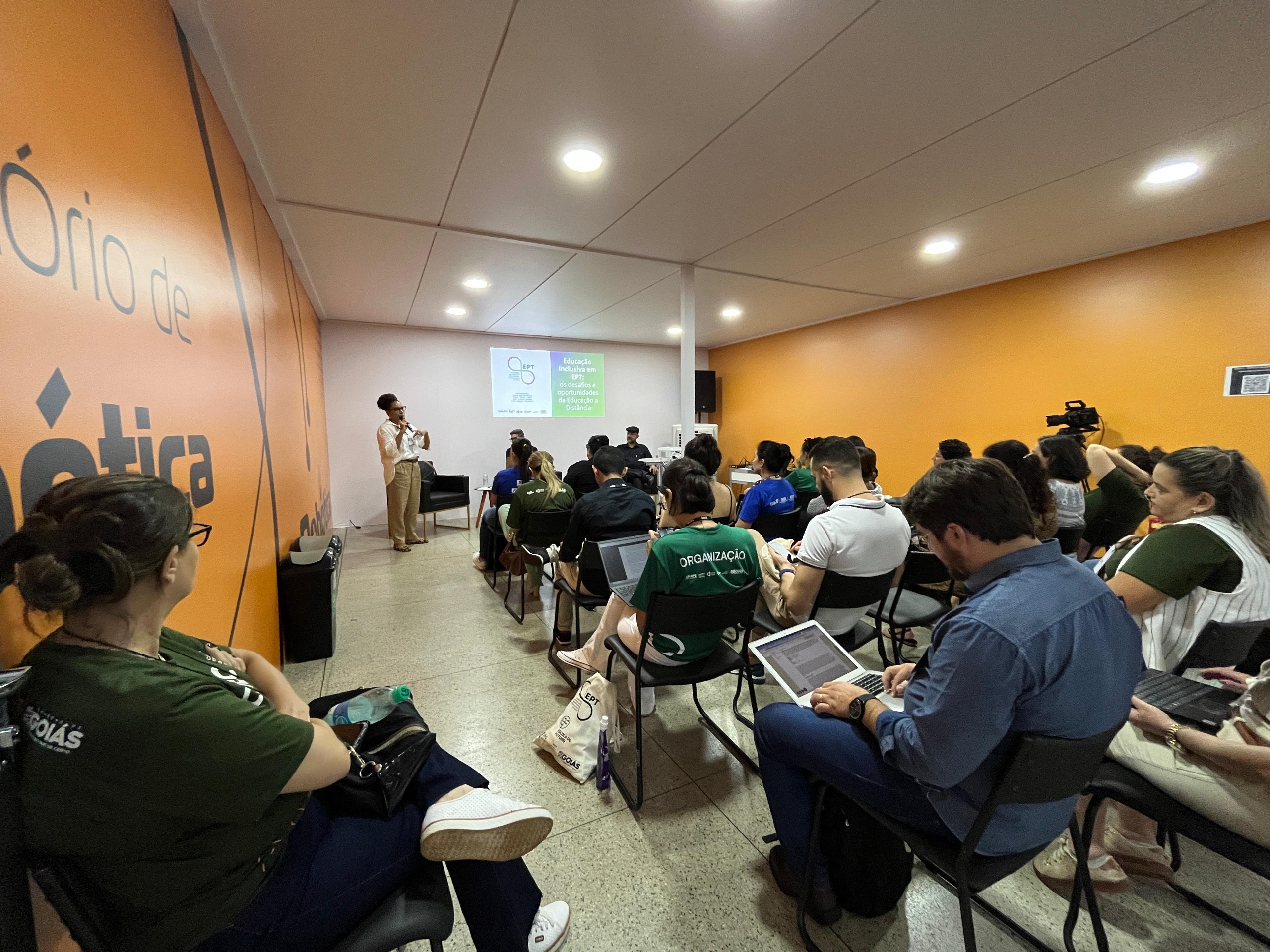 As Escolas do Futuro de Goiás (EFGs) oferecem 892 vagas em cursos de capacitação e qualificação da Educação Profissional e Tecnológica (EPT). Os cursos são distribuídos nas cidades de Aparecida de Goiânia, Goiânia, Mineiros, Santo Antônio do Descoberto e Valparaíso.