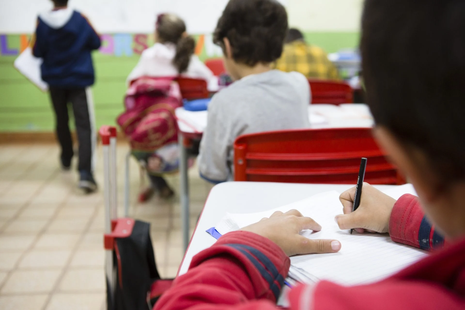 Uma escola particular de Rio Verde foi multada em R$ 50 mil por cobrar uma taxa extra de valores para o atendimento de alunas e alunos da educação especial em suas individualidades. Segundo o Ministério Público de Goiás (MPGO), responsável pela ação de danos morais coletivos, o valor, que será destinado ao Conselho Municipal dos Direitos da Criança e do Adolescente do município, busca promover ações que visem à inclusão escolar de alunos com deficiência.