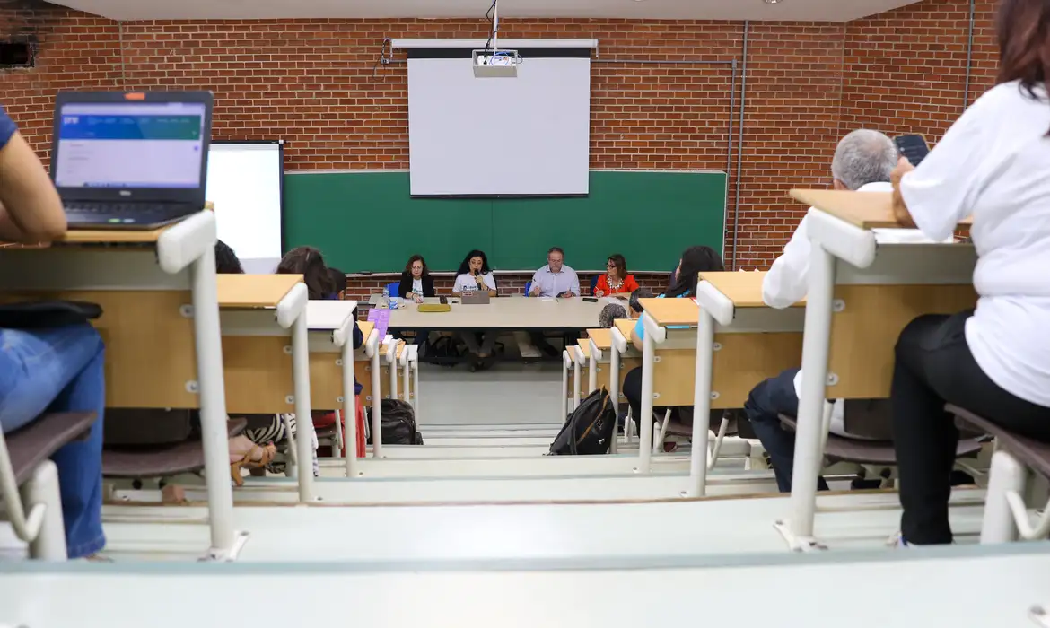 Professores de universidades e de institutos federais de educação e governo federal chegaram a um acordo, encerrando a greve iniciada há cerca de 60 dias. O termo de acordo foi fechado no nesse domingo (23) e será assinado na quarta-feira (26).