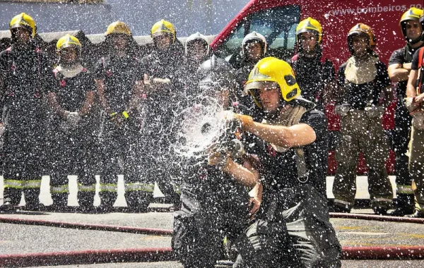 O governador Ronaldo Caiado anunciou nesta segunda-feira (17/06) a promoção de 877 oficiais e praças do Corpo de Bombeiros Militar do Estado de Goiás (CBMGO). O comunicado foi feito em vídeo gravado pelo governador e publicado nas redes sociais.