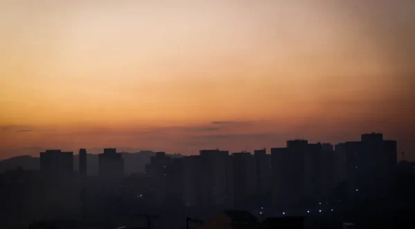 O inverno do hemisfério sul começou na última quinta (20), com temperaturas elevadas e tempo seco no Brasil, conforme a previsão da Climatempo. A estação dura até o dia 23 de setembro de 2024.