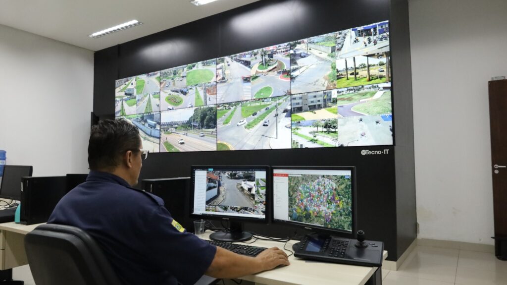 A Prefeitura de Goiânia anunciou nesta quinta-feira (27/6) que ampliou o Centro de Controle Integrado (CCI), adquirindo 345 novas câmeras de videomonitoramento para auxiliar na segurança da cidade. A capital agora passou a contar com 3.195 equipamentos do tipo instalados em ruas, avenidas, parques ambientais, praças, escolas e unidades de saúde.