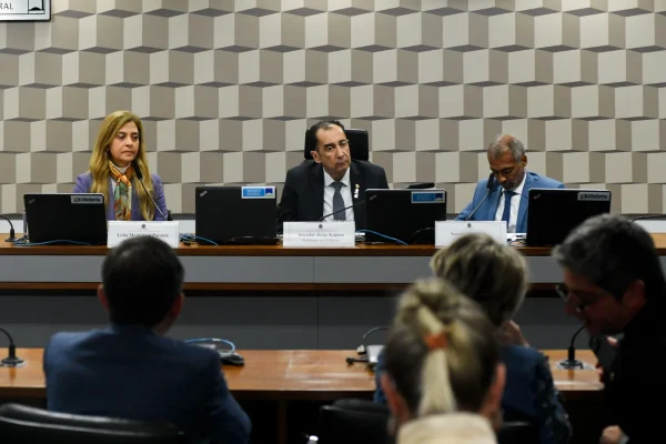 Uma fala do senador goiano Jorge Kajuru (PSB-GO) causou polêmica durante sessão da CPI da Manipulação de Jogos e Apostas Esportivas nesta quarta-feira (5/6), no Senado Federal em Brasília. 'Mulher vai ao estádio e pergunta quem é a bola', disse o presidente da Comissão Parlamentar de Inquérito, que foi rebatido pela presidente do Palmeiras, Leila Pereira.