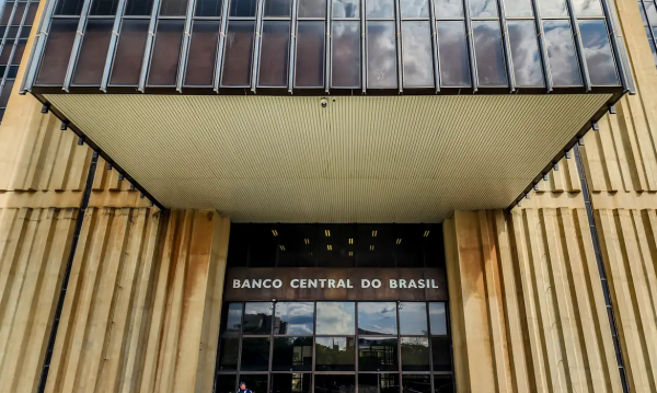 O mercado financeiro elevou pela quarta vez seguida a previsão da inflação para este ano. Segundo o boletim Focus, divulgado nesta segunda-feira (3/6) pelo Banco Central (BC), o Índice de Preços ao Consumidor Amplo (IPCA) fechará 2024 em 3,88%.  Na semana passada, a projeção era 3,86%. E, há quatro semanas, 3,72%.