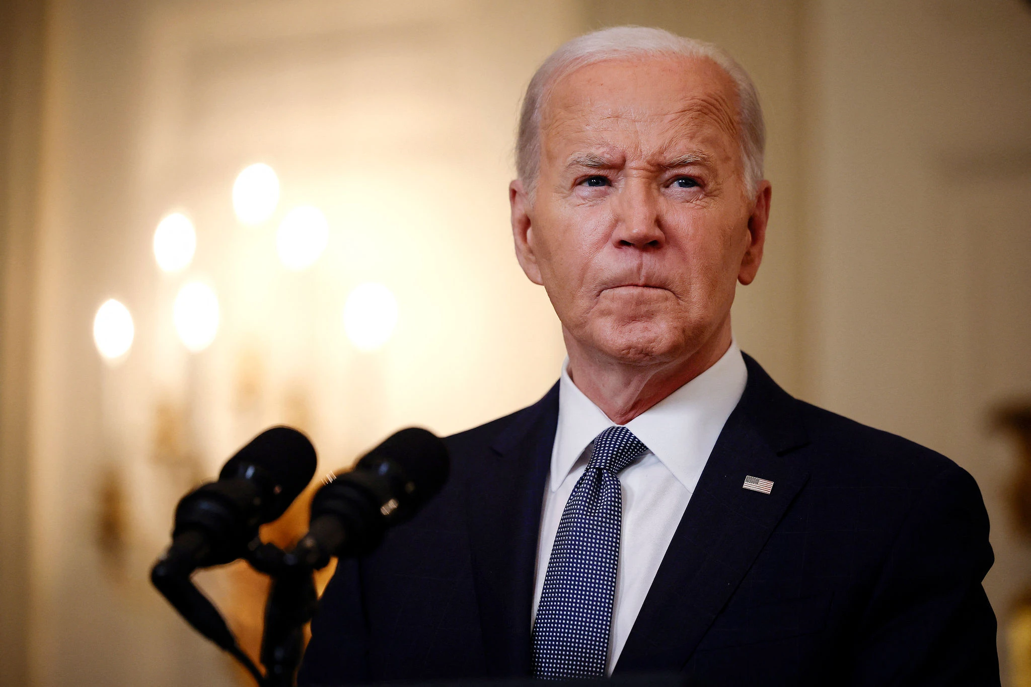 Após o mau desempenho do presidente Joe Biden no primeiro debate com Donald Trump abrir uma crise no Partido Democrata, estrategistas e formadores de opinião debatem se é hora de trocar o cabeça de chapa. Líderes da legenda saíram nesta sexta-feira (28/6) em defesa o presidente, rejeitando pedidos para que ele se afaste da campanha.